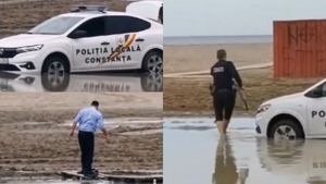 Ei sunt Stan şi Bran din Poliția Română! Unul şi-a suflecat pantalonii ca să poată să scoată maşina împotmolită pe plajă, iar celălalt... VIDEO ireal