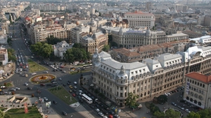 O femeie a injunghiat un barbat pe o banca din zona Pietei Universitatii din Capitala. Politisti, martori la scena
