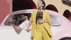 Inna, apariţie super-sexy în clipul piesei ”Gimme Gimme”! Şi-a etalat trupul fără cusur în ţinute super-sexy