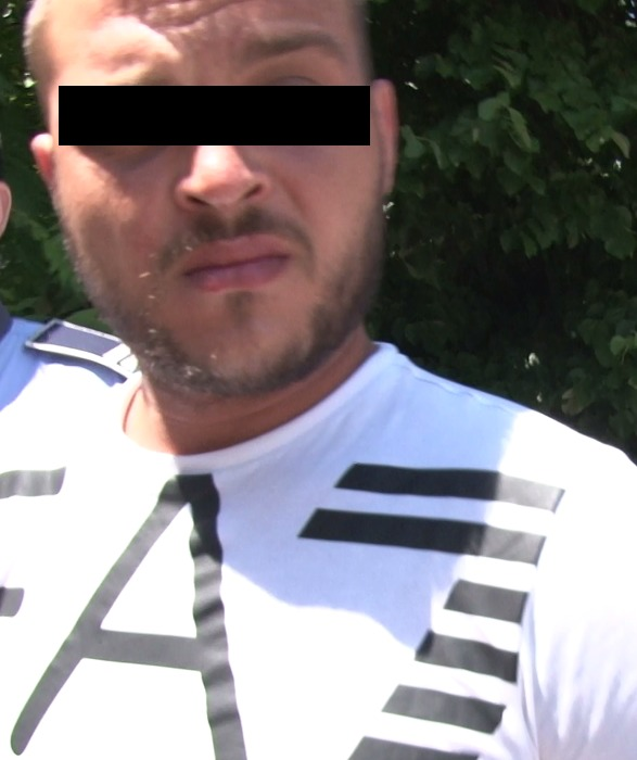 Și-a doborât recordul de infracțiuni! El este tânărul cu șase dosare penale de conducere fără permis! Este acuzat și de lovire și distrugere. Aseară și-a bătut bunica și a incendiat casa