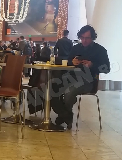 Cel mai în vogă scriitor român a luat prânzul la mall cu… gândurile lui + berea corespunzătoare!
