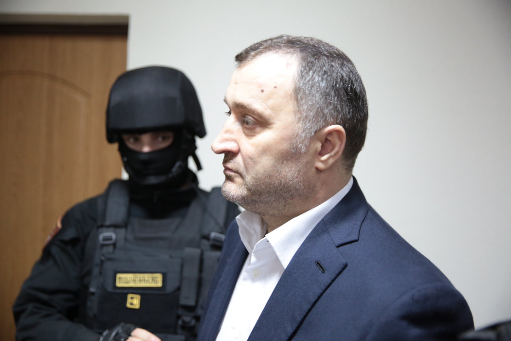 Vlad Filat a fost condamnat la nouă ani de închisoare pentru corupție