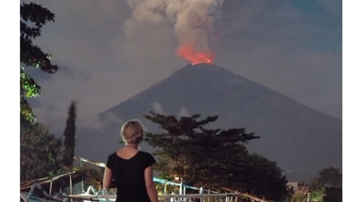 Stare de alertă în Bali! Vulcanul Agung a erupt și a aruncat cenușă la 2 km în aer