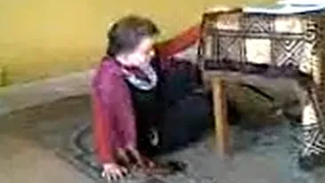 Video SCANDALOS! Mai multi elevi din Falticeni isi bat joc in ultimul hal de o profesoara insarcinata!