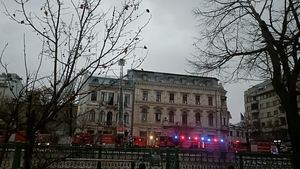 Incendiu la un hotel din centrul Capitalei! 20 de persoane au fost evacuate, după ce acoperișul a fost cuprins de flăcări