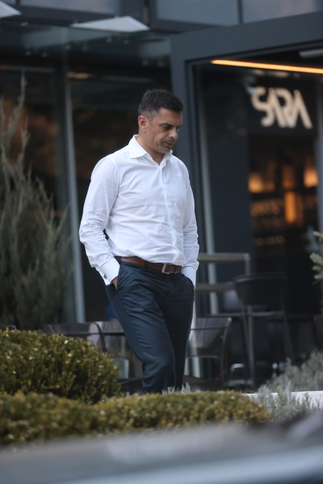 Eduard Novak, ministrul Sportului, a părăsit restaurantul și se îndreaptă către mașina MTS-ului, parcată în apropiere (Foto: CANCAN.RO)