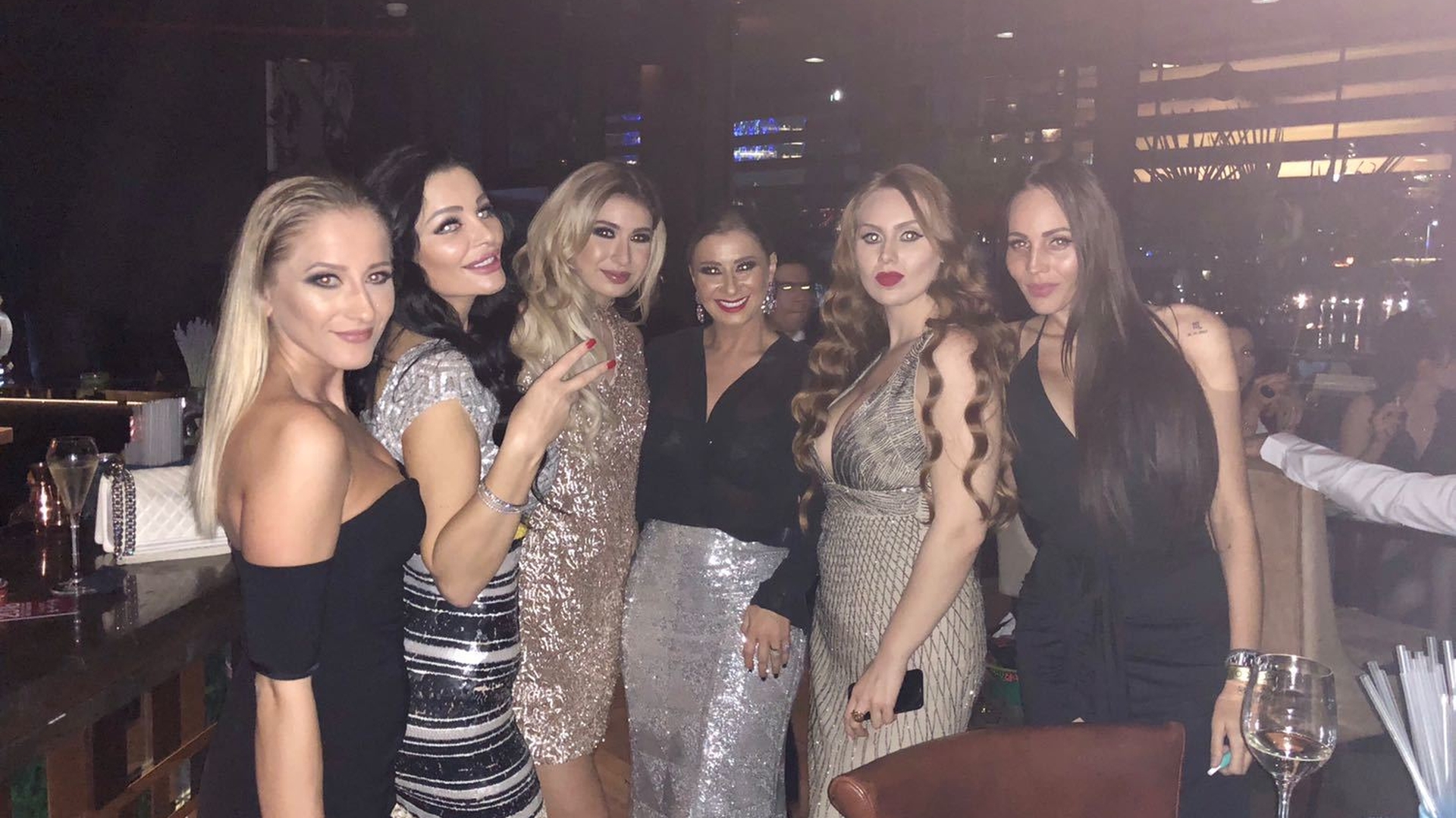 VIDEO / S-a oprit muzica, iar mesajul i-a lăsat mască pe toţi! Ce s-a întâmplat la petrecerea organizată de Anamaria Prodan şi Reghe la Abu Dhabi
