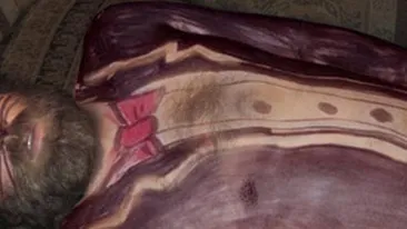 Imaginea asta este cel mai bun motiv pentru care sa nu te imbeti niciodata! Nu o sa crezi cum si-au batut prietenii joc de el dupa ce l-au dezbracat si l-au pictat fabulos