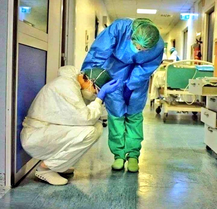 Gestul emoţionant al unui român pentru cadrele medicale din întreaga lume, aflate în lupta cu noul coronavirus! Ce a scris pe o pancartă atârnată la balcon 