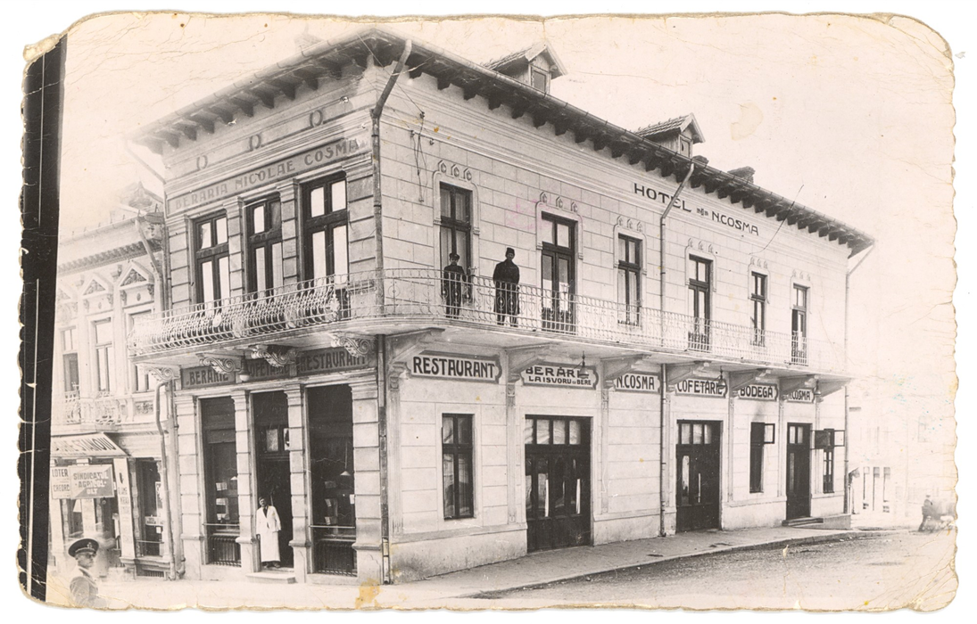 Hotelul construit de Nicola Cosma în fața Grădinii Publice „Regina Maria” (azi parcul „Eugen Ionescu”) dotat la parter cu restaurant, berărie, bodegă și cofetărie, una dintre primele din oraș- Foto: Facebook/Aurelia Grosu