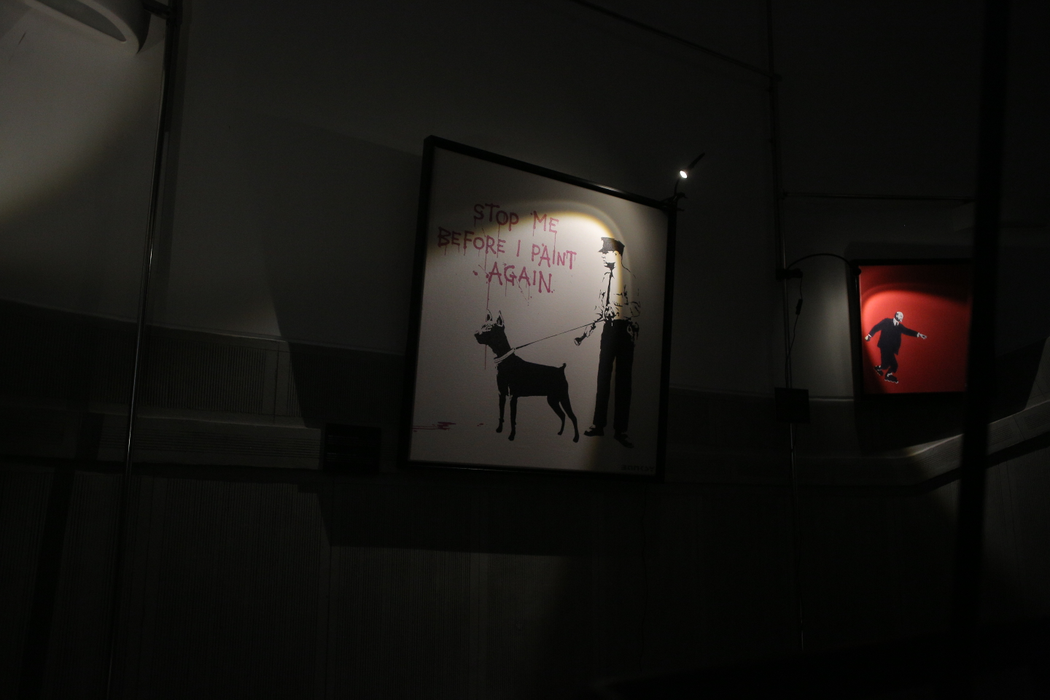 „The Art of Banksy”. Banksy, celebrul ”artist graffiti”, expoziție de senzație în Arcul de Triumf