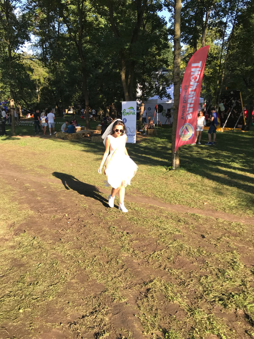 Nu au putut sta departe de UNTOLD. S-au căsătorit la Primărie, după care… Cum au apărut doi tineri la cel mai mare festival din Europa