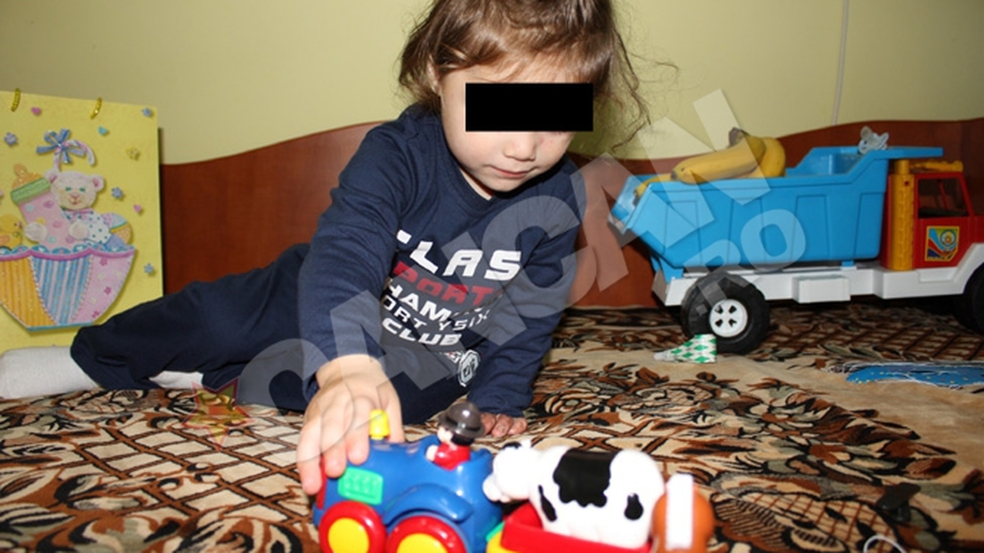 Bebelusul ars in incubatorul Maternitatii Bucur a implinit doi ani, dar e departe de vindecare! Cand se joaca uita de durere!
