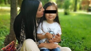 Gest deplasat pe Instagram! Soţul Andreei Tonciu şi-a pupat fetiţa pe gură. Bruneta a fost de faţă. VIDEO