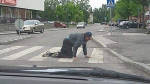 Bețivanii, cu urechile ciulite! Asta e rugăciunea care le va curma viciul! VIDEO DE CAZI PE SPATE