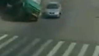 VIDEO INGROZITOR! Un camion s-a rasturnat peste un autoturism! Soferul si alte doua persoane au fost strivite!