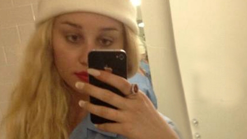 Desi exista dovezi clare ca ar trebui internata la "nebuni", o faimoasa blonda a fost obligata de mama ei sa faca ASTA