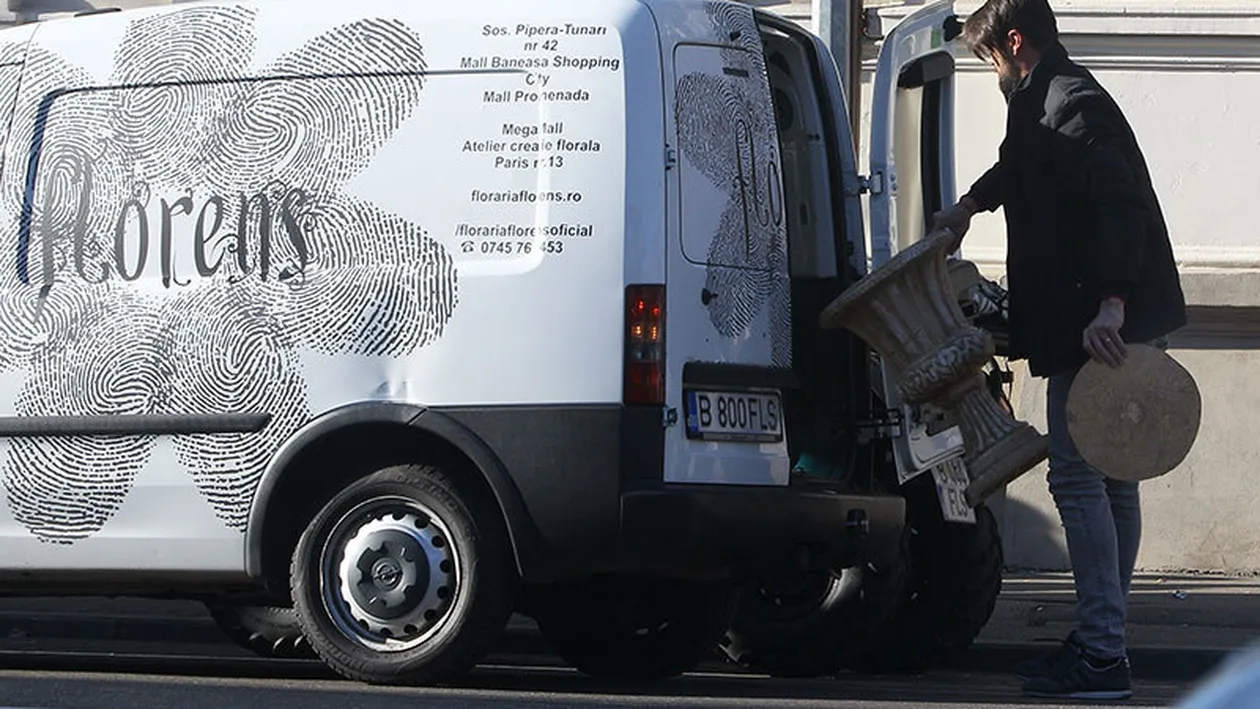 Nu ştia că e fotografiat… Soţul Oanei Roman a intrat ”în priză” la florărie!