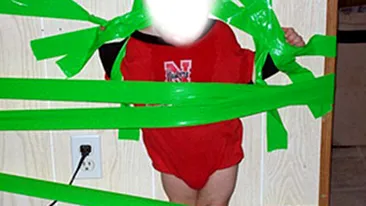 Primele imagini cu mama care si-a lipit copilul de perete ca sa se distreze
