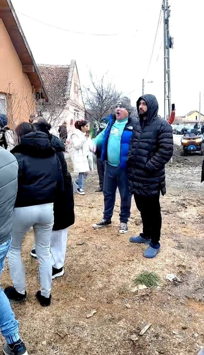 Revoltă în Sânmihaiu Român după ce criminalul lui Mario Berinde s-a mutat în localitate. Oamenii au protestat: “Copiii noștri sunt terorizați!”