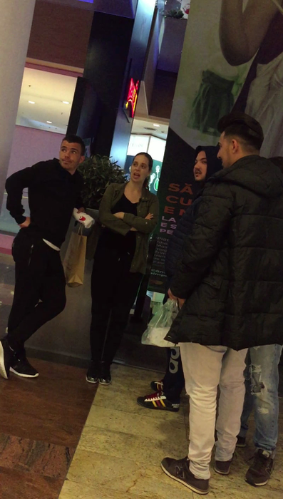 Dan şi Cosmina se întreţin cu amicii lor