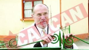 Bate elevii cu nuiaua