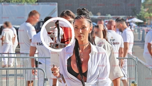 Alina ex-Desafio și „prietenul” ei au recidivat la LOFT! Codițe afro, decolteu amețitor și același domn în spatele ei