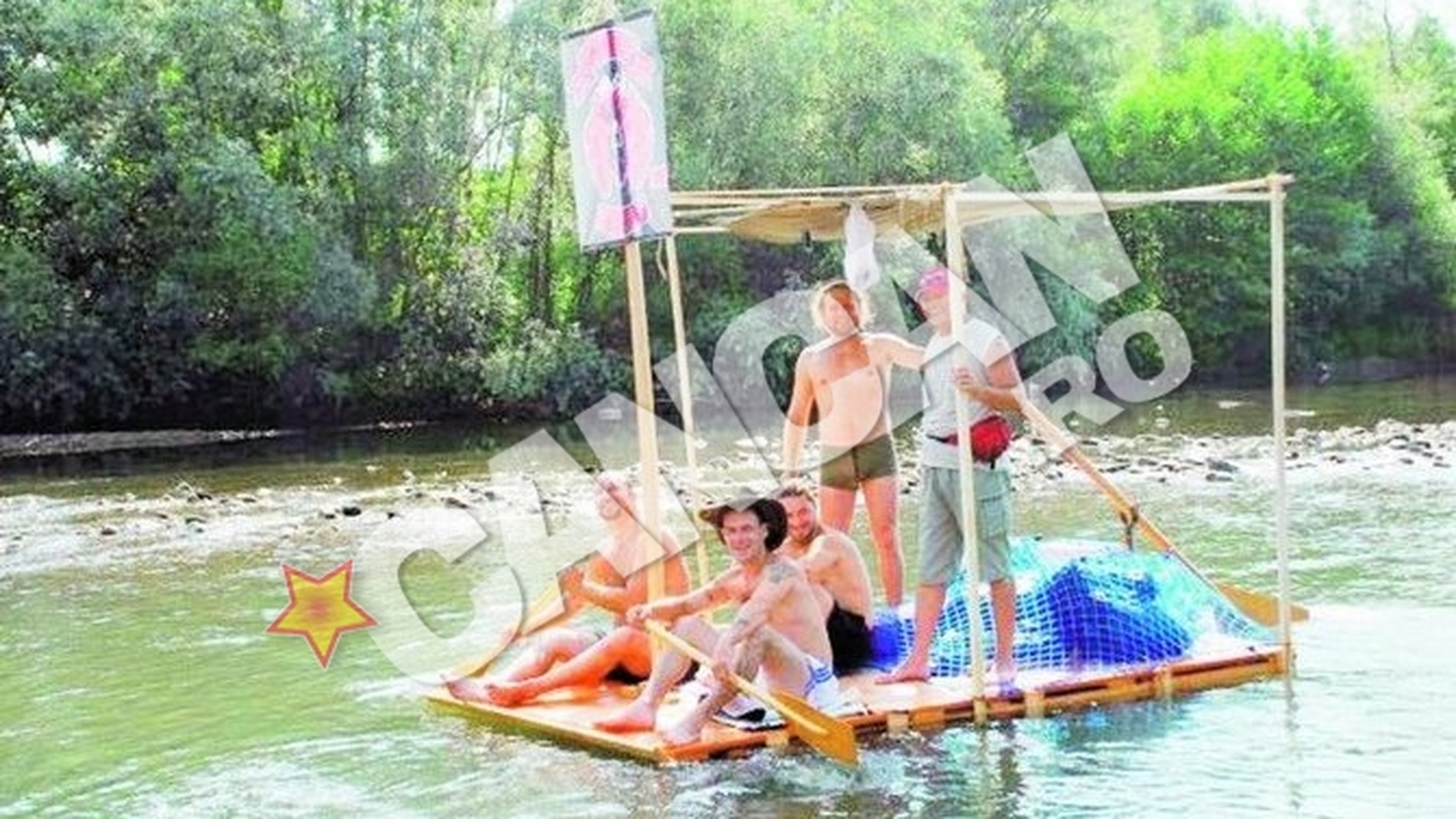 Vor sa ajunga gratis pe litoral, cu o ambarcatiune din scanduri. Dusi cu pluta!