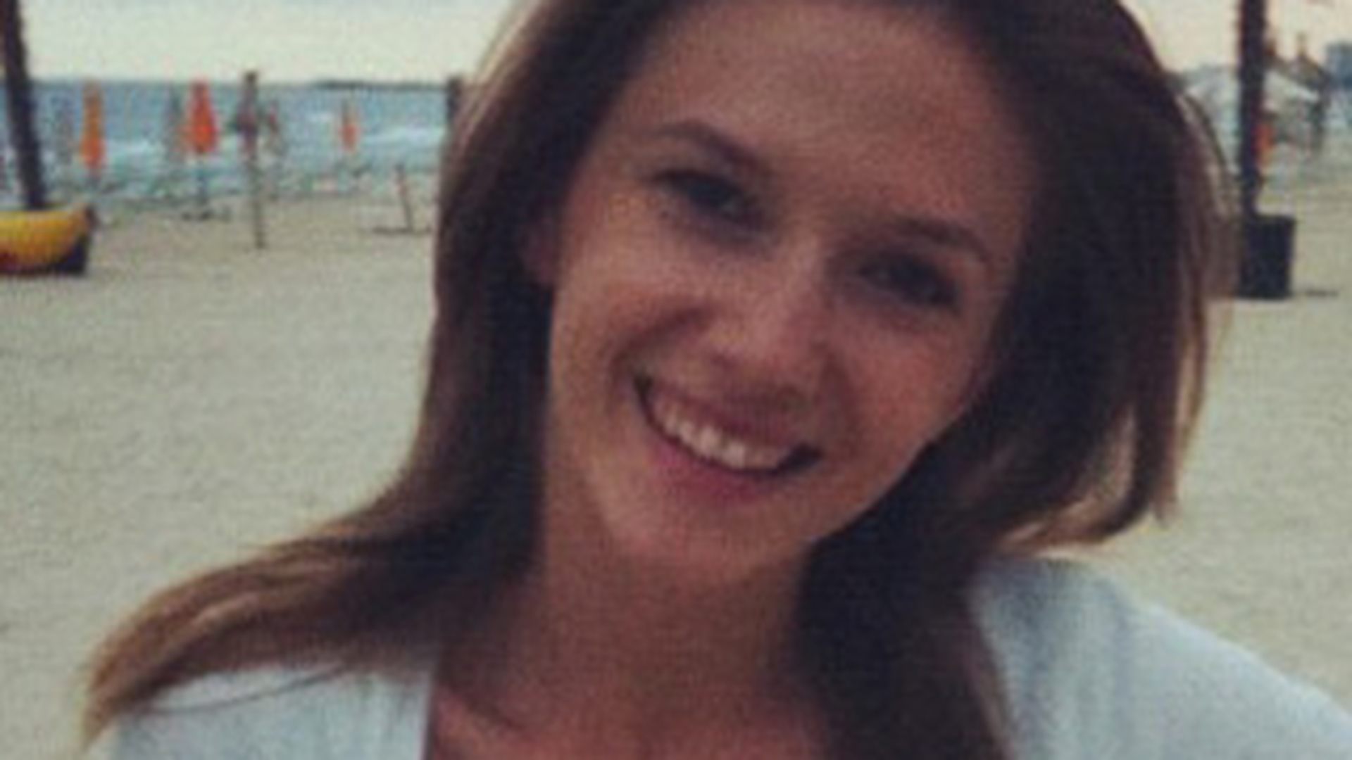 Adela Popescu, din ce in ce mai indrazneata! Vezi ce decolteu a "arborat" la mare, sa se uite toata plaja la ea!
