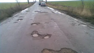 Incredibila soluţie găsită de autorităţi! Două gropi una lângă alta? Nu-i nimic! Le unim, aşa s-ar traduce hotărârea lor!