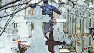 Fanii o pot vedea ultima oara pe artista doar in prezenta agentilor de paza! Locul de veci al Malinei, pazit de bodyguarzi