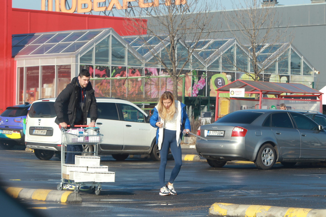 Victor Hănescu alături de iubită în parcarea unui magazin de bricolaj
