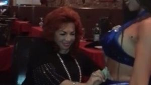 EXCLUSIV DE LA MIAMI. Sexoasa Loulou a dansat din buric în restaurantul lui  Borcea din Miami! Imagini unice. Carmen Harra i-a îndesat dolari în sutien şi chiloţi iubitei lui Lazarus!