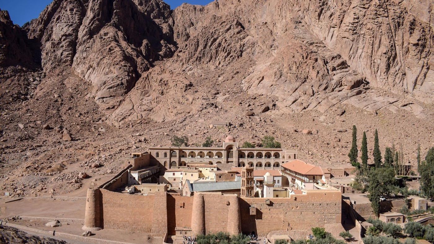Muntele Sinai, locul unde Moise ar fi primit Cele Zece Porunci, devine un mega-resort de lux! Mormintele au fost mutate