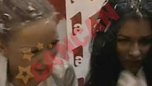 VIDEO Bianca si Daniela Crudu, pline de fulgi de pe urma unei batai cu perne!
