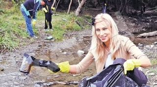 O deputata a strans mizeria lasata de altii! Raluca Turcan a "vanat" gunoaie