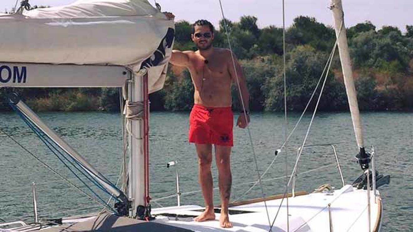 LIVIU VÂRCIU s-a fotografiat AŞA cu un prieten, iar fanii au intrat imediat la bănuieli! "Sunteţi pe invers?"