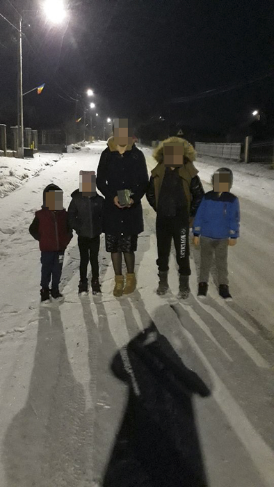 Copiii sunt crescuți de tată după ce mama i-a abandonat