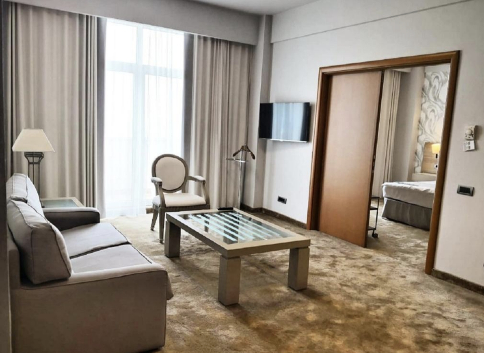 Experiența neplăcută a unui turist cazat la Iaki, hotelul lui Gică Hagi din Mamaia: „Mobilă veche, covoare vechi și murdare, miros urât”