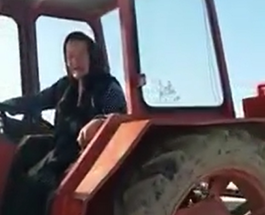 Tanti Miţa pe tractor