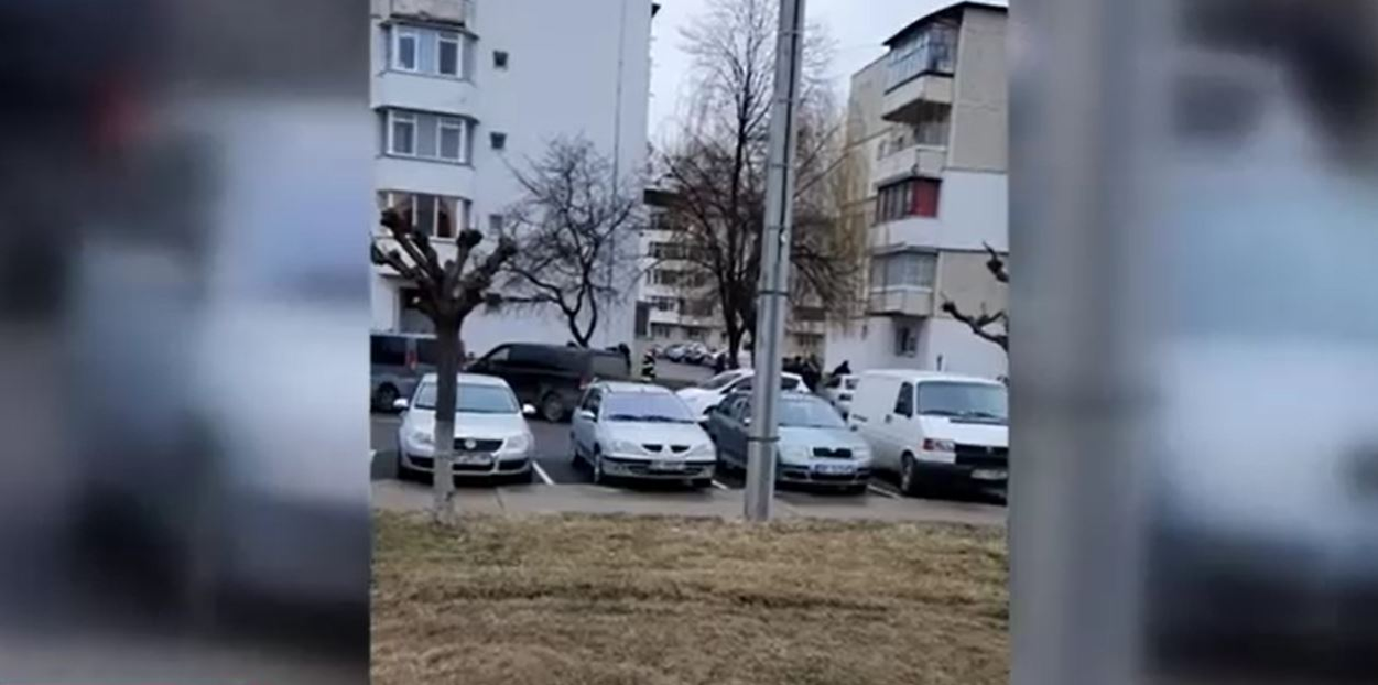 2 bărbați au murit în urma unei luări de ostatici în Onești: “Multiple plăgi înjunghiate, a intrat iar în stop cardio-respirator”. Atacatorul a fost împușcat de polițiști | FOTO
