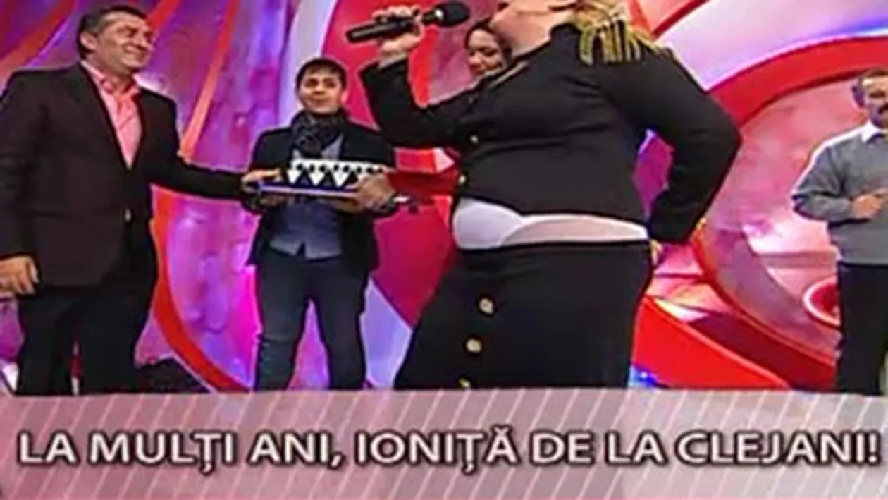 Asta chiar nu s-a mai intamplat! Vioricăi de la Clejani i-a căzut fusta în direct!