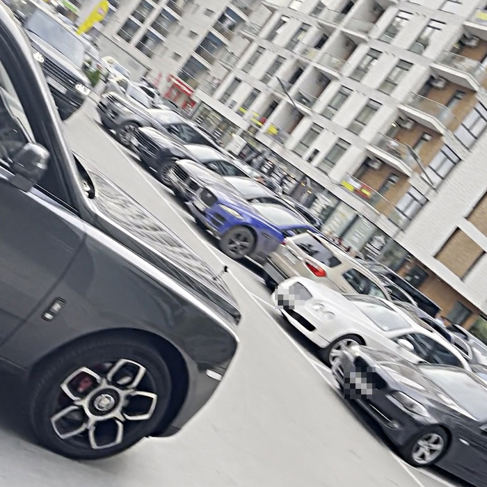 Simion Ioan Apreutese conduce un Rolls-Royce Cullinan