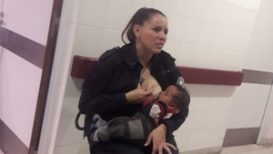 Imaginea cu această polițistă care hrănește un bebeluș a devenit virală. Motivul este dureros