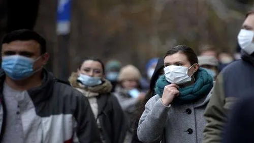 Masca de protecţie, obligatorie în toate spaţiile publice închise și deschise din Capitală, începând de vineri. Care sunt excepţiile