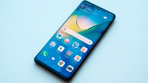 Un cuplu de miri din Anglia a decis să înlocuiască fotografiile profesioniste la nuntă cu unele făcute cu Huawei P30 Pro