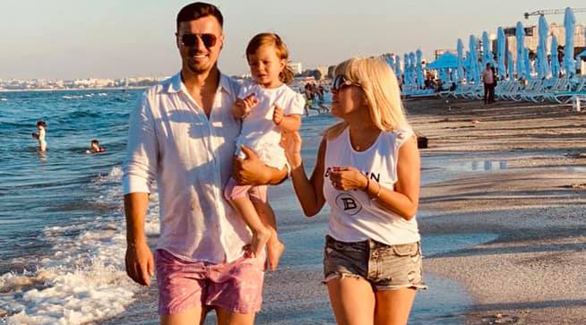Elena Udrea, într-o rochie foarte decoltată și strâmtă pe bustul generos. Ea și Adrian Alexandrov își sărbătoresc azi fetița. Eva Maria a avut ținuta asortată cu a mamei sale