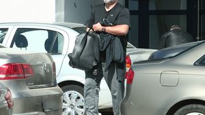 ”Şeicul” a aterizat de urgenţă la Bucureşti, chinuit de durere! Nu-l mai recunoşti cu barbă şi...