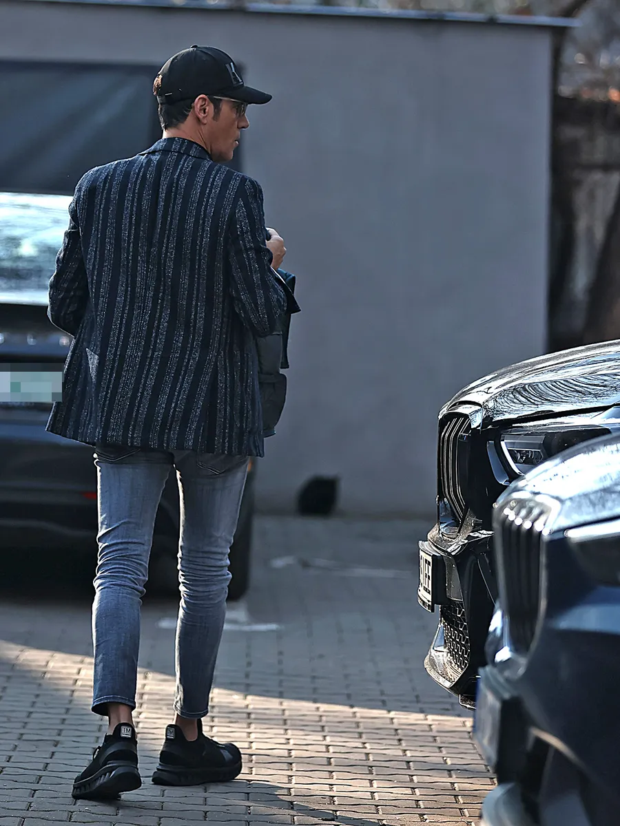 Ștefan Bănică sfideză moda și a ieșit în cea mai strâmtă pereche de blugi