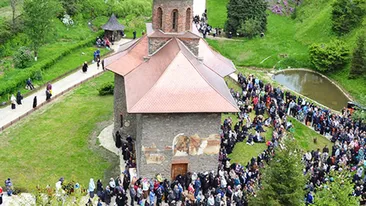 Ce s-a întâmplat la coadă la moaştele Sfântului ARSENIE BOCA? N-am mai văzut aşa ceva niciodată, poate doar în filmele horror